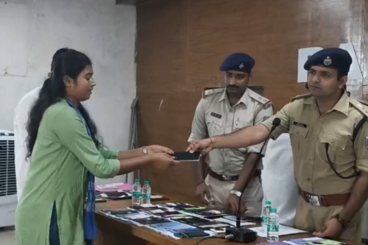 Smiles return to the faces of 100 people; Ranchi Police recover stolen and lost mobile phones.