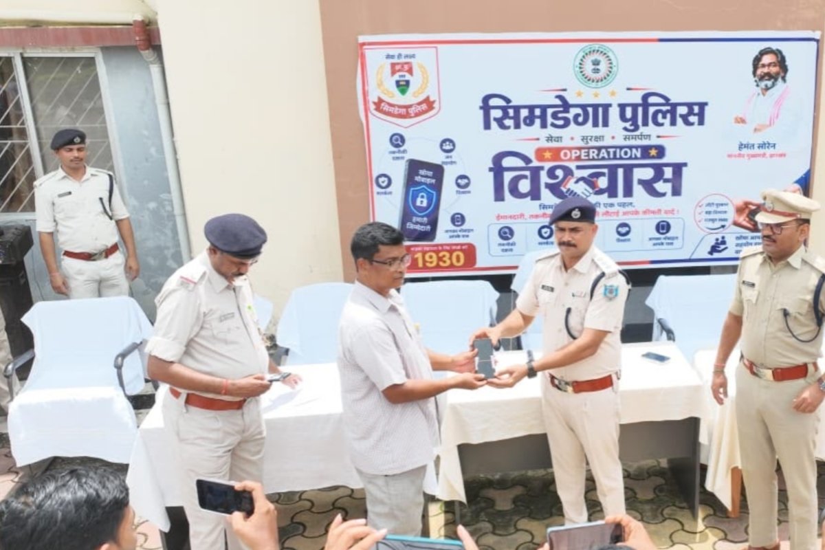 128 stolen and lost mobile phones recovered and returned to their owners under 'Operation Vishwas'; a total of 573 phones recovered since January.