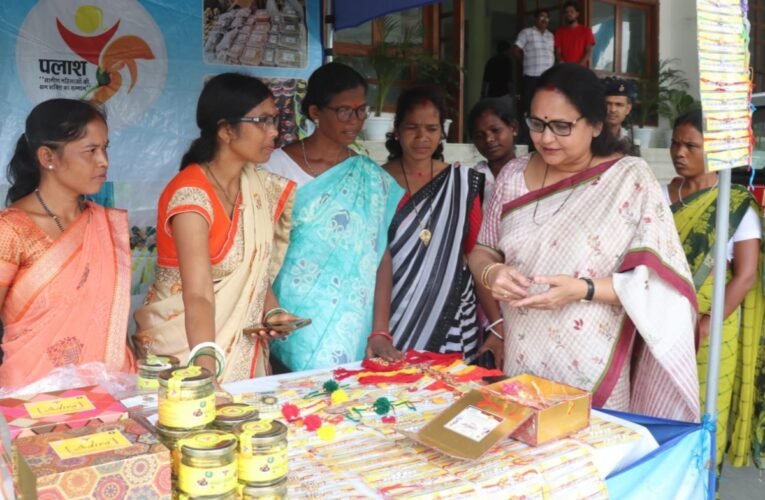 The women of Simdega are strengthening the bond of women's empowerment through silk threads.