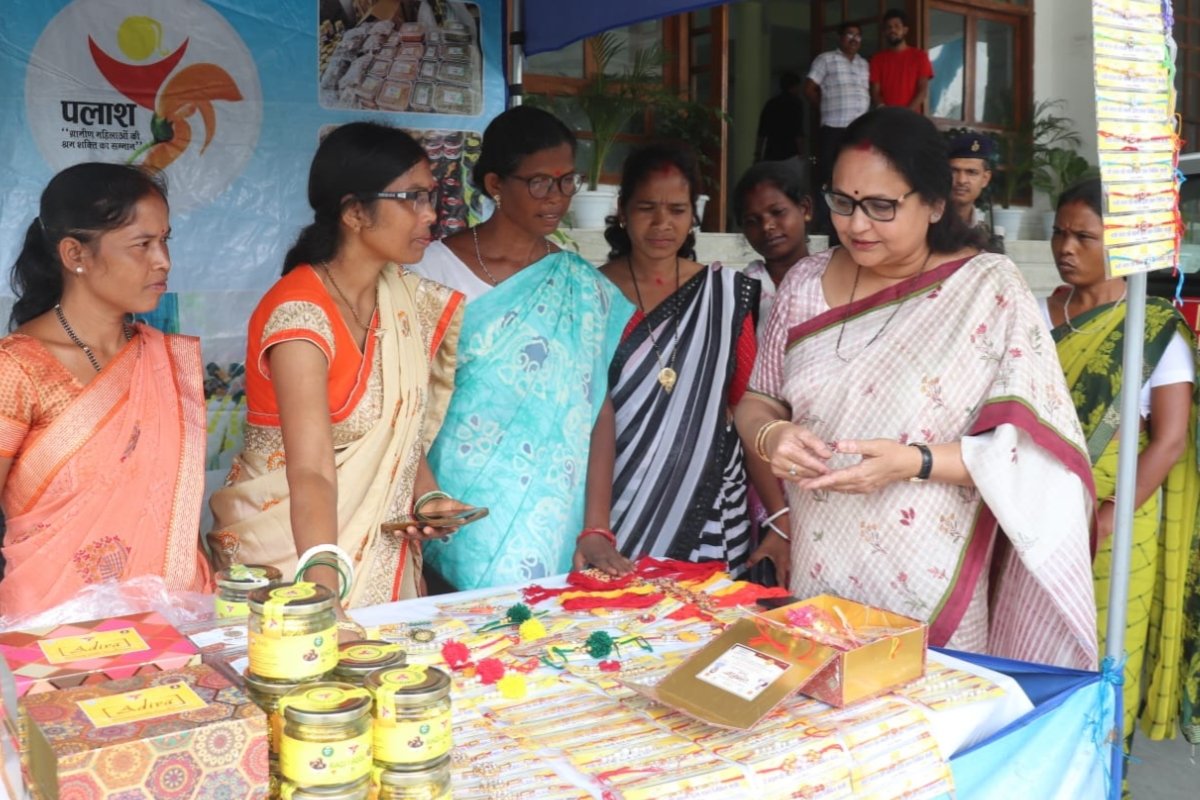 The women of Simdega are strengthening the bond of women's empowerment through silk threads.