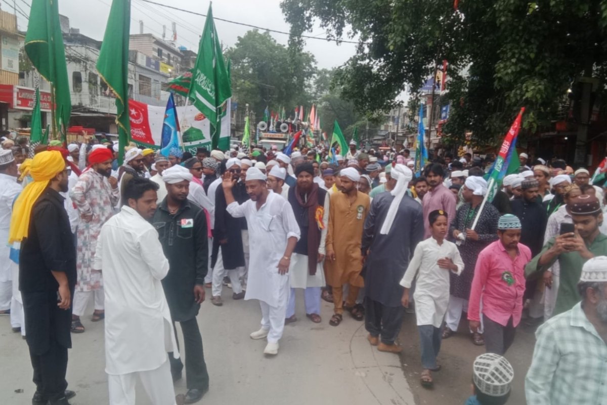 Eid Milad-un-Nabi procession taken out with great fanfare; Municipal Council President and Vice-President extended a welcome.