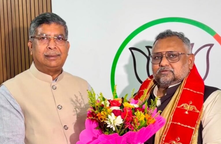 Pradeep Verma visited the BJP state office for the first time after becoming a national secretary; party workers welcomed him.