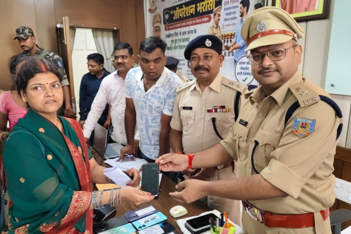 Hazaribagh Police recovered 65 lost mobile phones via the CEIR portal and returned them to their owners.