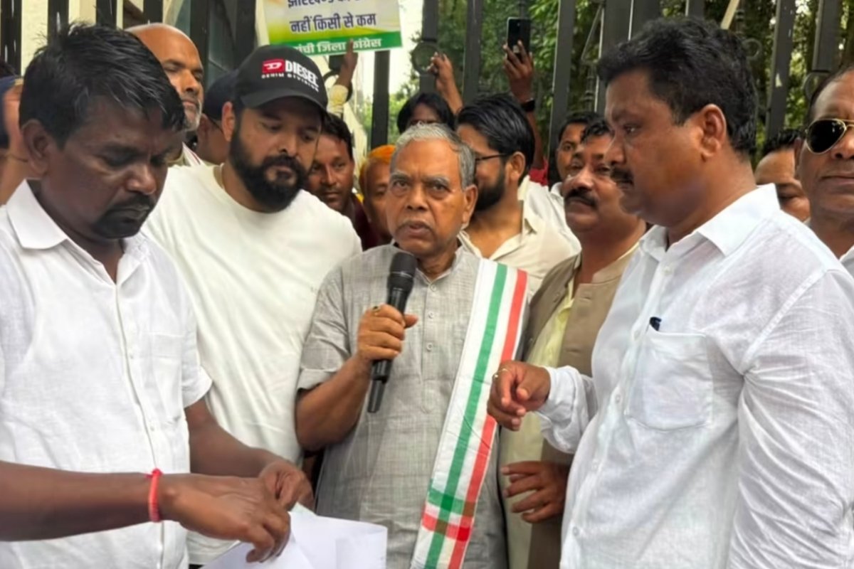 Congress sit-in against the MMDR amendment and demanding an impartial probe into the 'Chanda' (donation) issue.