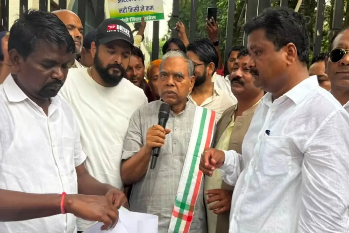 Congress sit-in against the MMDR amendment and demanding an impartial probe into the 'Chanda' (donation) issue.