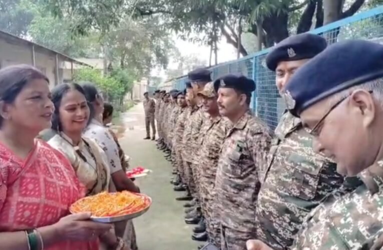 रांची में भाजपा महिला मोर्चा ने सीआरपीएफ जवानों के साथ मनाया रक्षाबंधन, राखी बांधकर जताया सम्मान