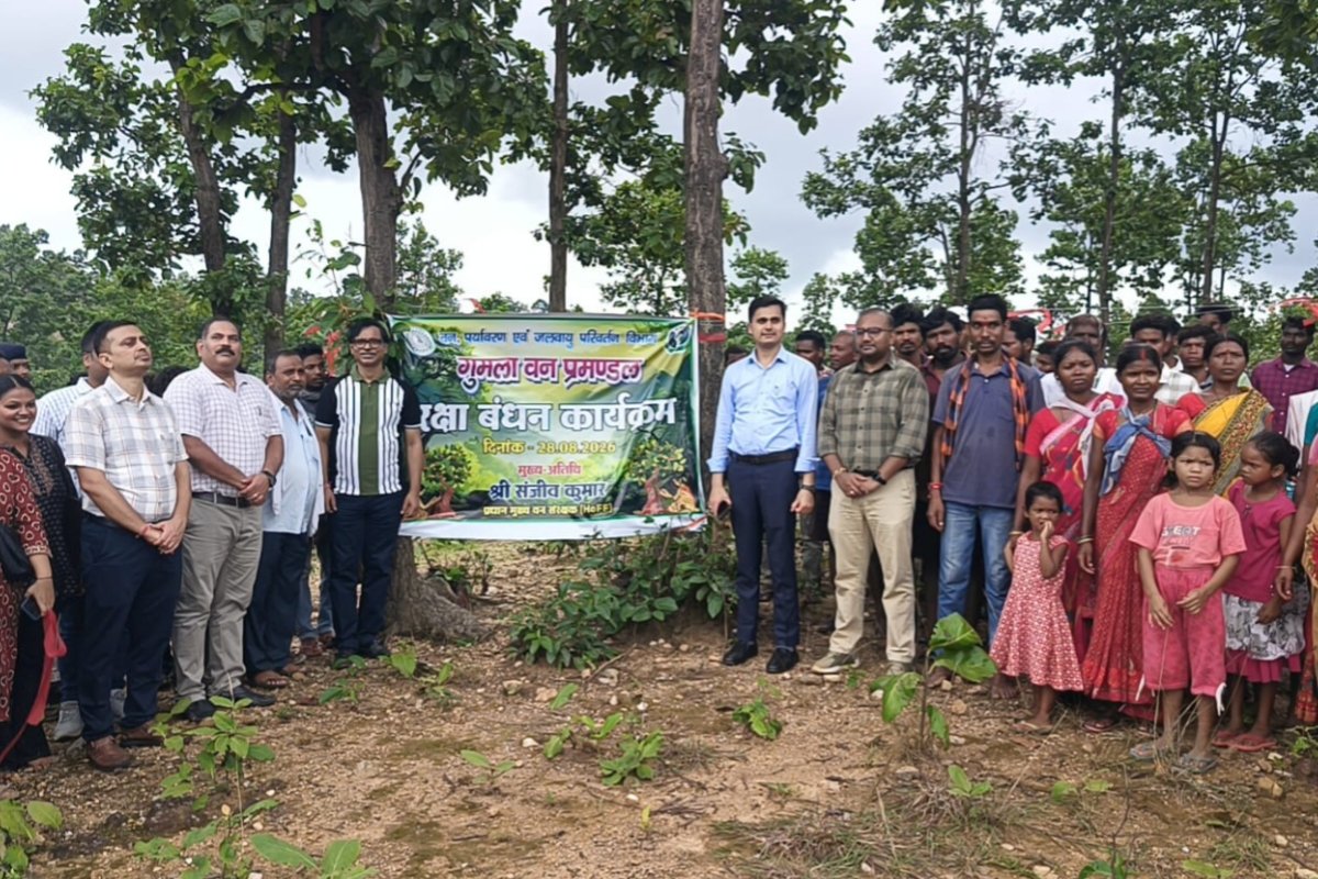 A unique 'Rakhi' for environmental protection: 'Raksha Sutra' tied to trees; campaign launched to tie Rakhis to three lakh trees.
