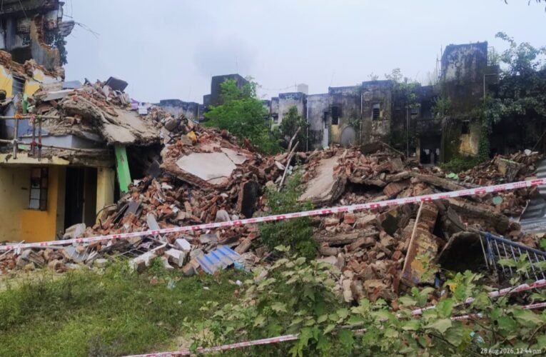 बोकारो में भरभराकर गिरा BSL का तीन मंजिला आवासीय ब्लॉक, बाल-बाल बचे लोग