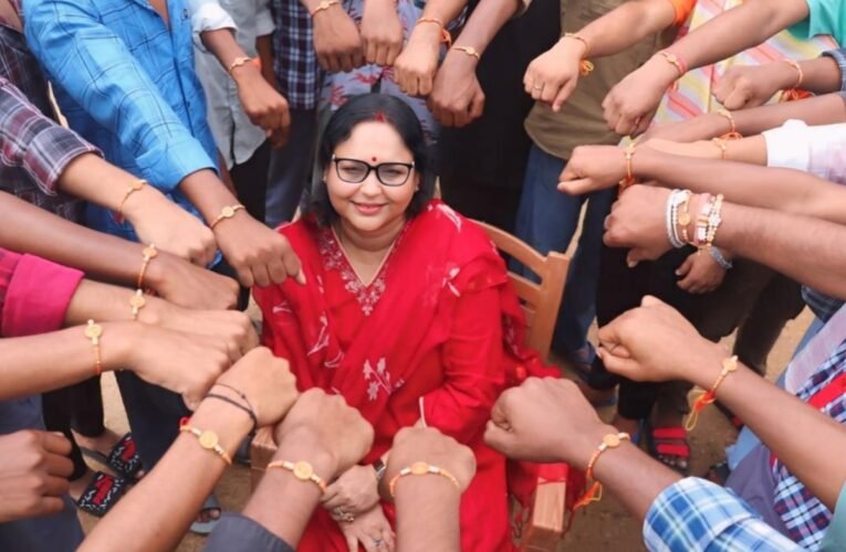 रक्षाबंधन पर किशोरों को मिला बहन का स्नेह, उपायुक्त कंचन सिंह ने बांधी राखी