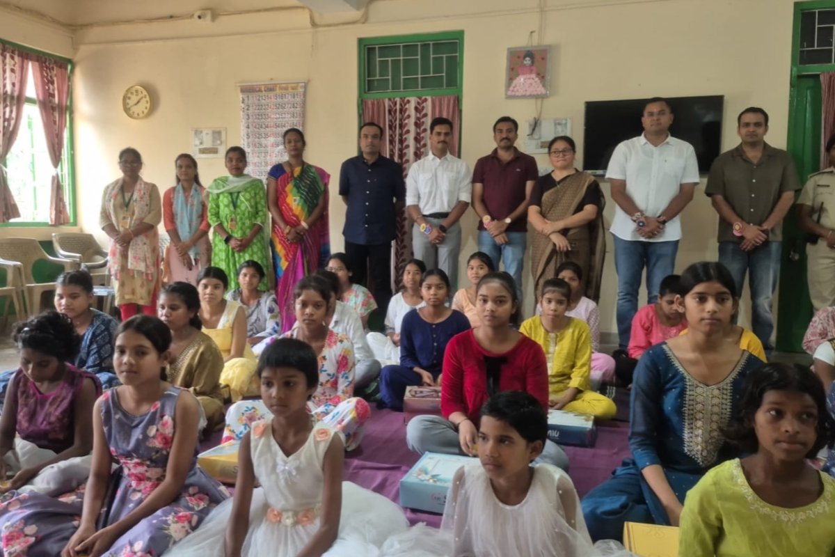 Police officers celebrated Raksha Bandhan with the children of Balashray and Premashray.