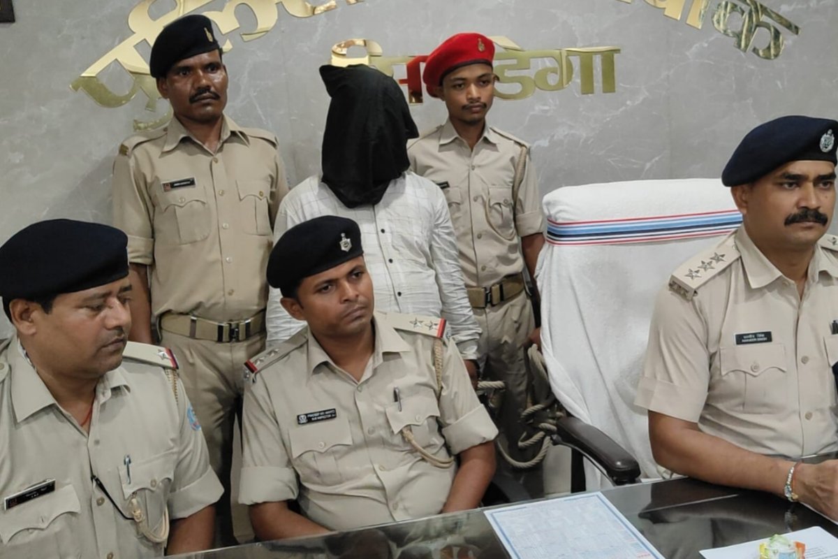 Accused arrested in cattle smuggling case; Scorpio vehicle, two mobile phones, and ₹15,000 recovered.