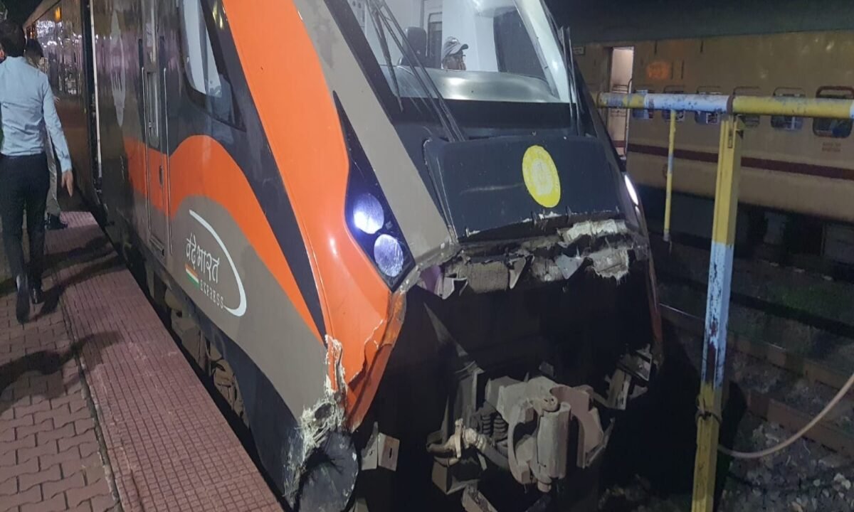 Vande Bharat collides with a wood-laden tractor-trolley on the tracks in Hazaribagh.