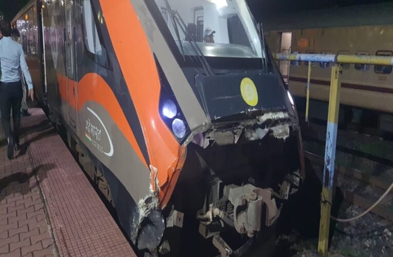 Vande Bharat collides with a wood-laden tractor-trolley on the tracks in Hazaribagh.