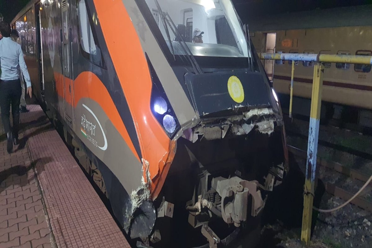 Vande Bharat collides with a wood-laden tractor-trolley on the tracks in Hazaribagh.