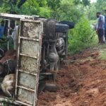 चतरा में मवेशियों से लदा पिकअप पलटा, करीब 15 की मौत, 3-4 घायल Pickup truck loaded with cattle overturns in Chatra; around 15 dead, 3-4 injured.