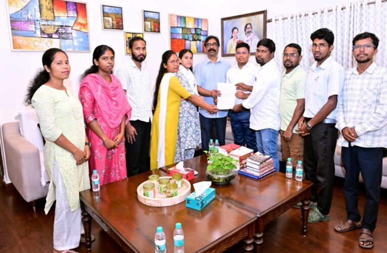 Student organization met CM Hemant Soren regarding issues related to the Santali language.
