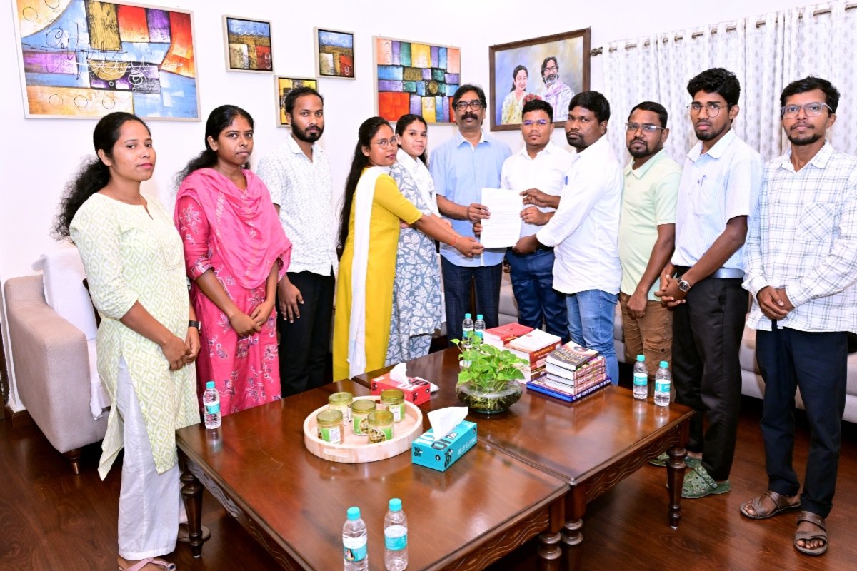 Student organization met CM Hemant Soren regarding issues related to the Santali language.