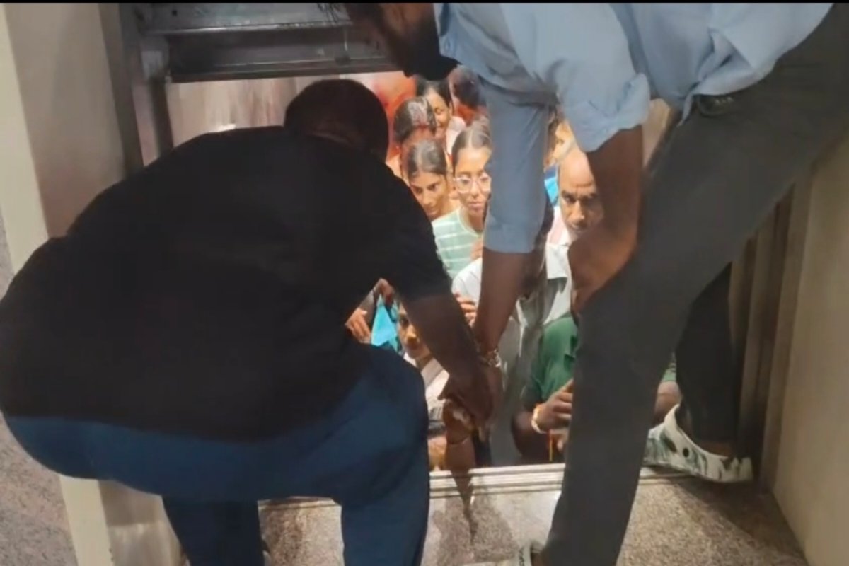 MGM Hospital lift gets stuck midway.