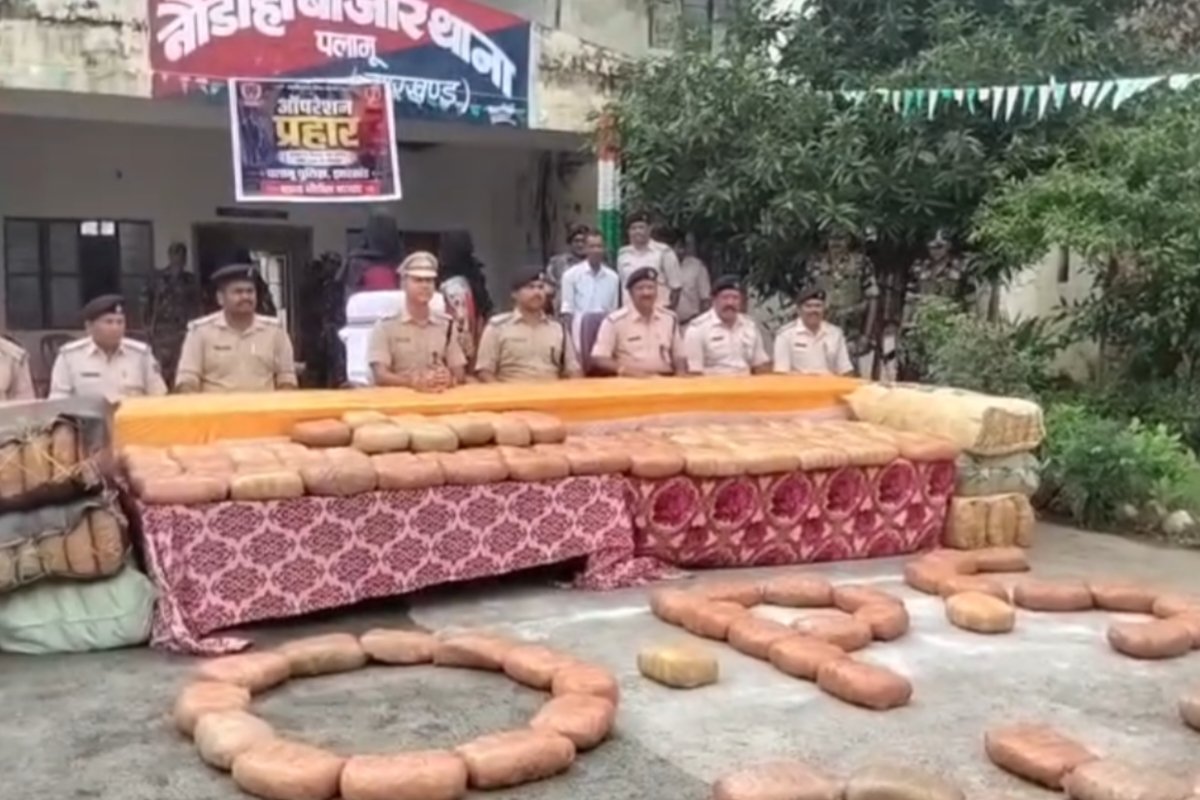 443 kg of cannabis worth ₹2.20 crore seized in Palamu; two real brothers arrested.