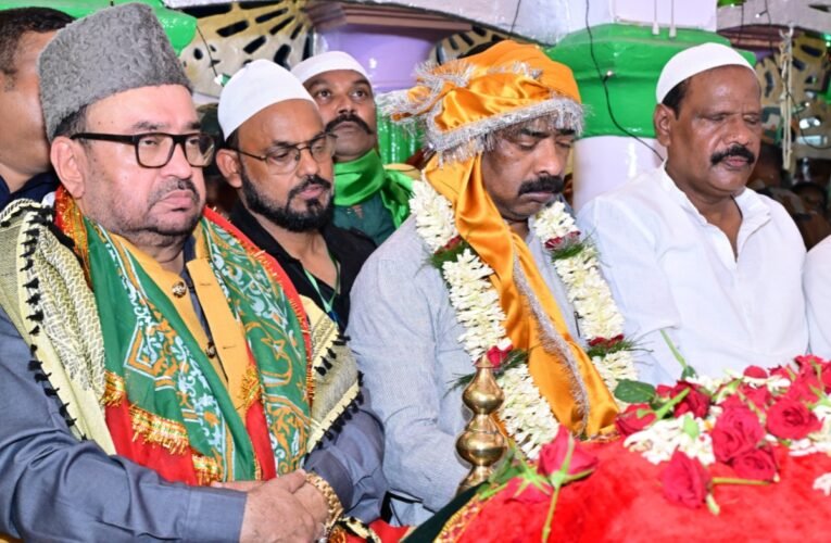 CM Hemant Soren offered a chadar at the shrine of Hazrat Qutubuddin Risaldar Baba and prayed for the state's prosperity.