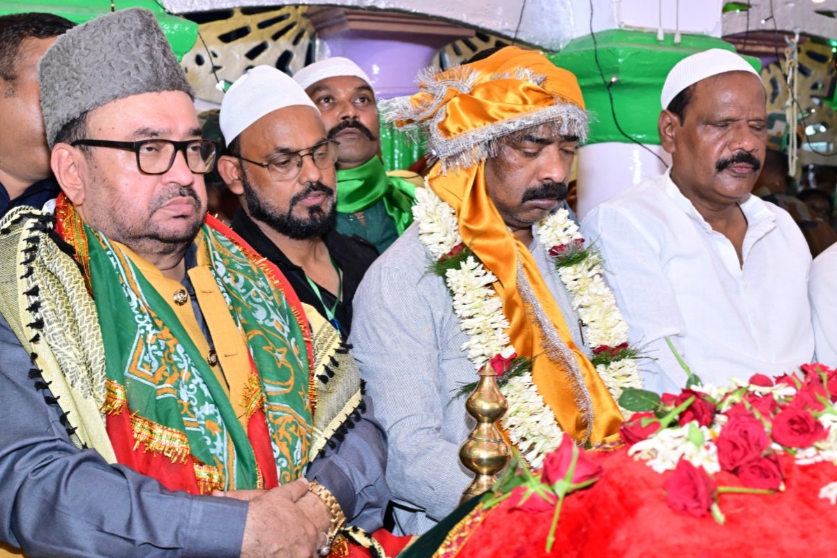 CM Hemant Soren offered a chadar at the shrine of Hazrat Qutubuddin Risaldar Baba and prayed for the state's prosperity.