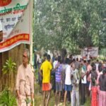 Distribution of 435 saplings by the Sarveshwari Group in Dubaliya village.