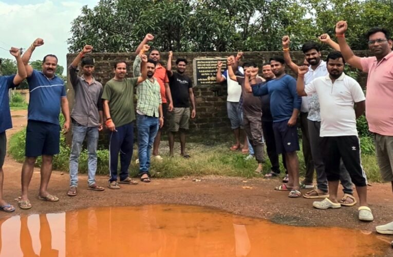 Fish released into potholes; residents of Mahto Bagicha stage a unique symbolic protest.