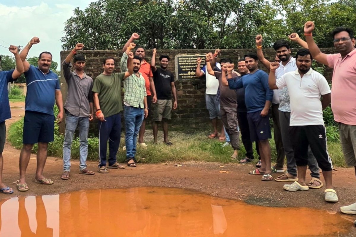 Fish released into potholes; residents of Mahto Bagicha stage a unique symbolic protest.