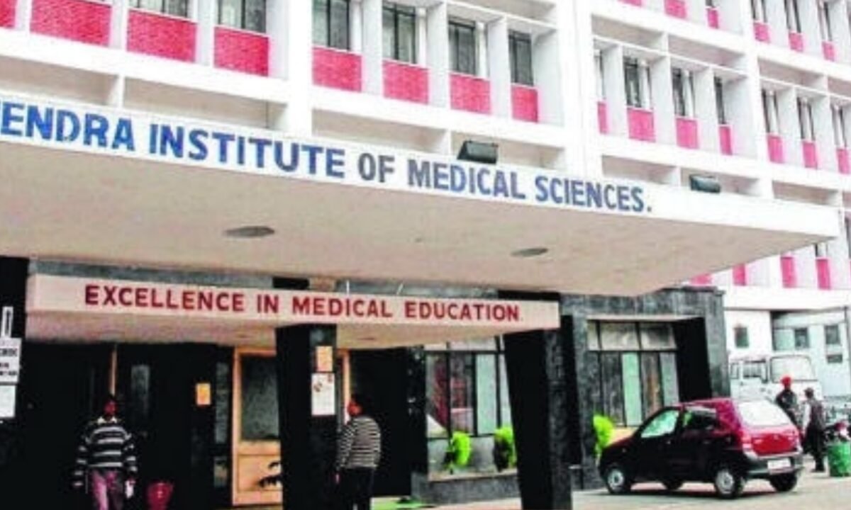 Laundry staff at RIMS go on strike; decision taken after not receiving honorarium for seven months.