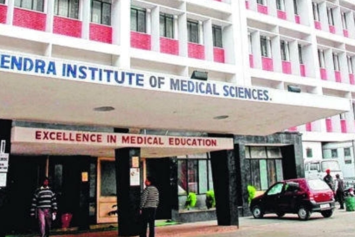 Laundry staff at RIMS go on strike; decision taken after not receiving honorarium for seven months.