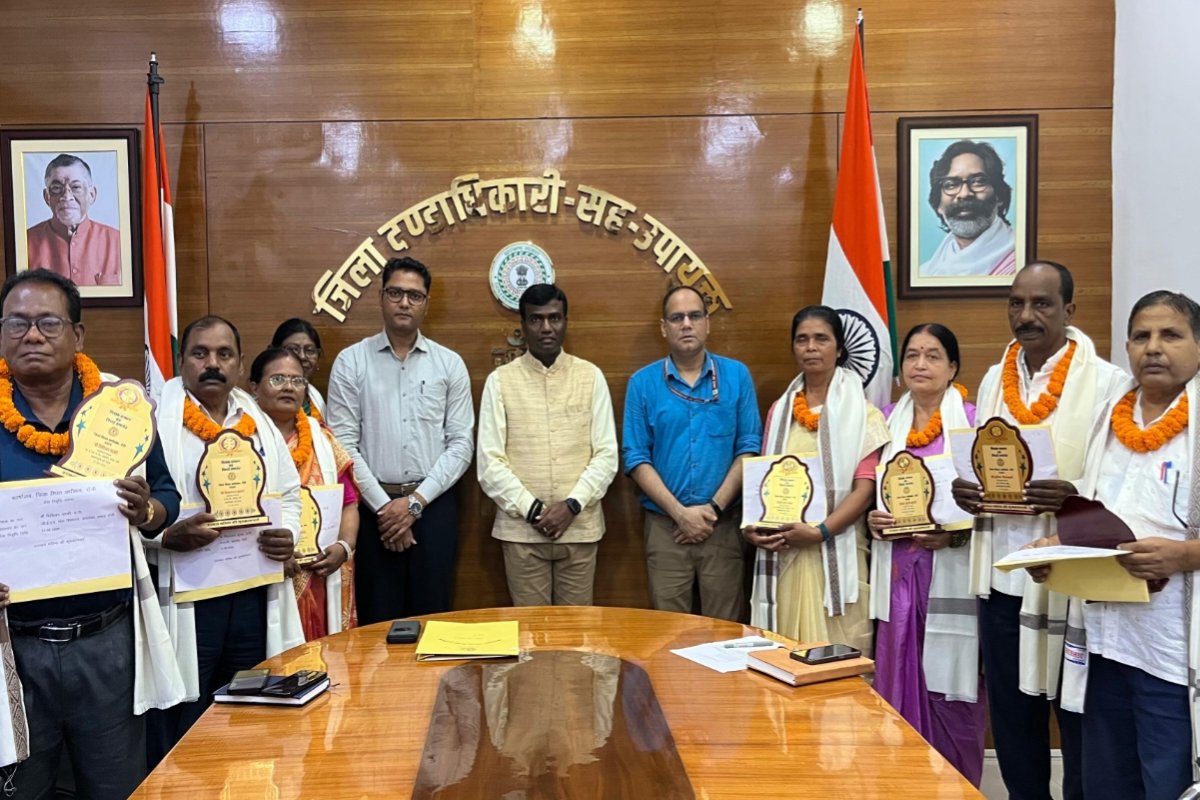 Eight teachers received all retirement benefits on the very day of their retirement; the Deputy Commissioner honored them.