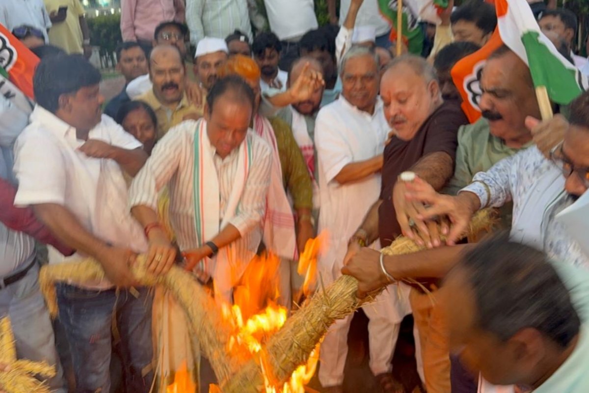 Congress protests against the FIR filed against Rahul Gandhi; targets the BJP government.