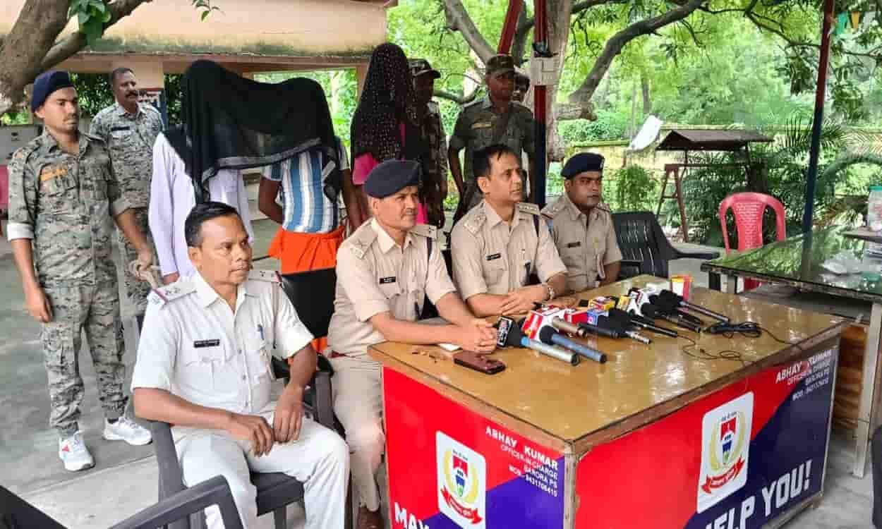 They entered the house posing as sadhus and stole the *mangalsutra* pendant.