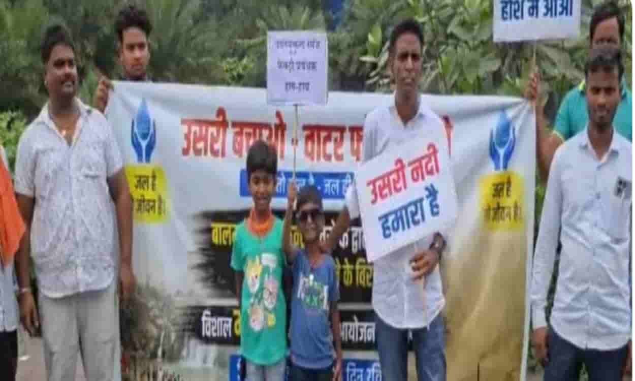 Giridih: Public protest over Usri River intensifies.