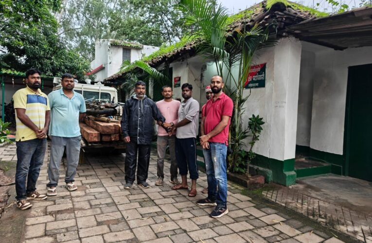 Lohardaga: Forest department seized 22 pieces of sal wood.