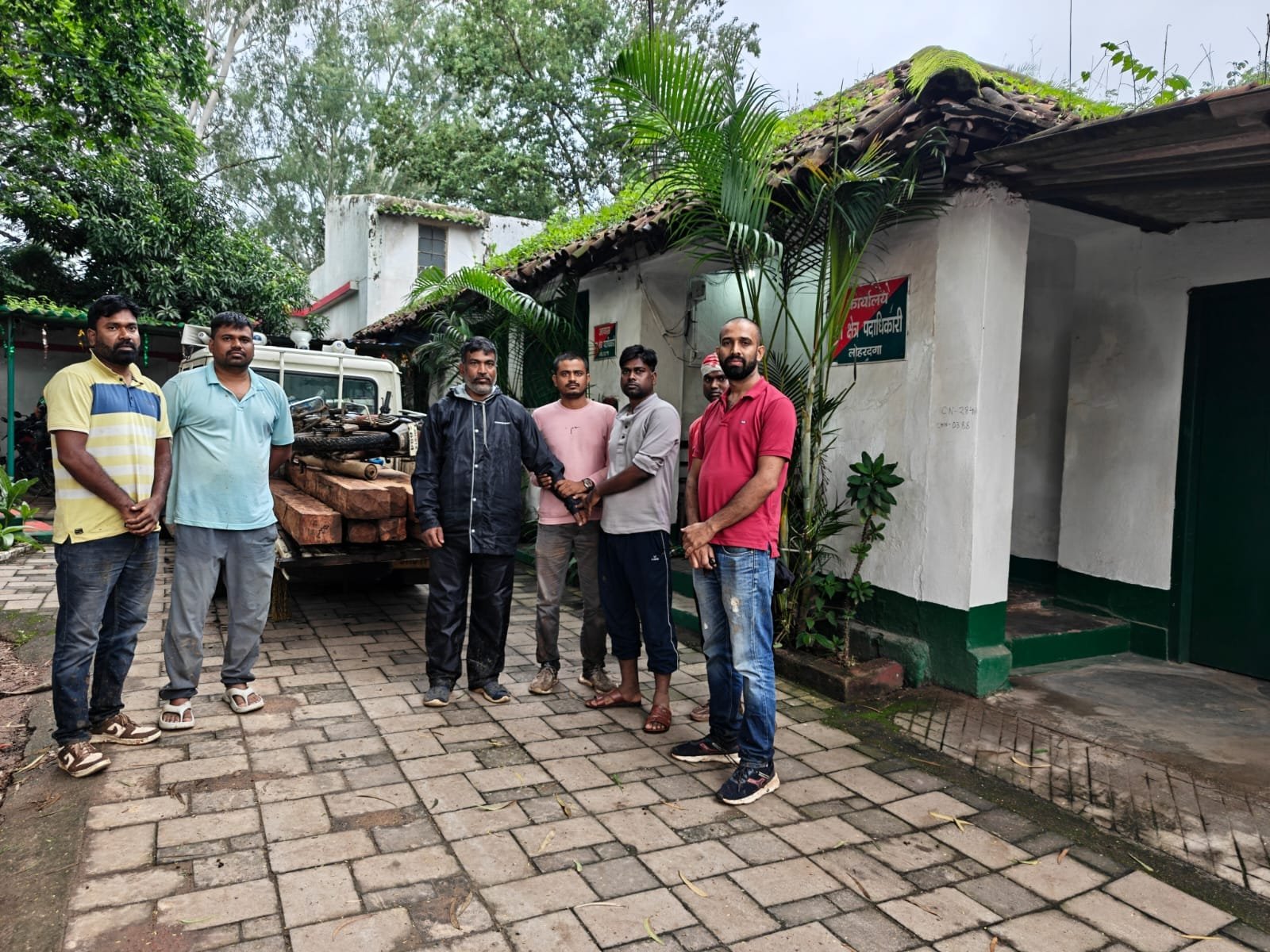 Lohardaga: Forest department seized 22 pieces of sal wood.