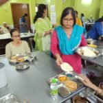 अनुपमा प्रसाद ने ओल्ड एज होम में बुजुर्गों के साथ बिताया दिन, बुजुर्गों को खाना बनाकर खिलाया गीत-संगीत से सजा कार्यक्रम Anupama Prasad spent the day with the elderly at an old age home.