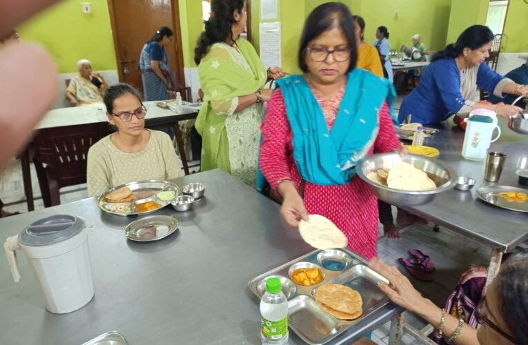 अनुपमा प्रसाद ने ओल्ड एज होम में बुजुर्गों के साथ बिताया दिन, बुजुर्गों को खाना बनाकर खिलाया गीत-संगीत से सजा कार्यक्रम