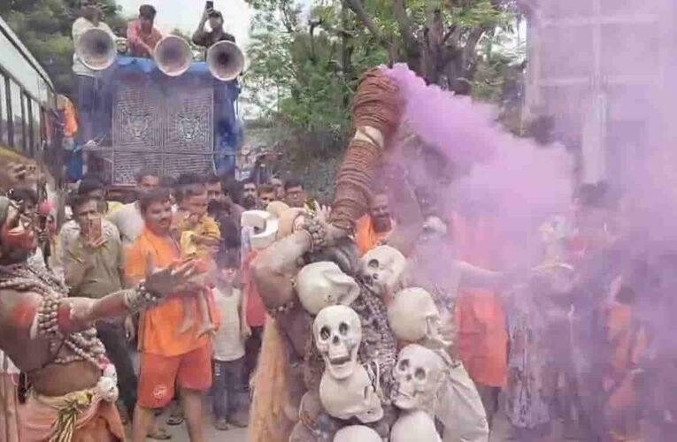 A group of 251 devotees from Jamshedpur has set off for Sultanganj on a free Kanwar Yatra.
