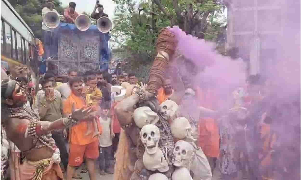 A group of 251 devotees from Jamshedpur has set off for Sultanganj on a free Kanwar Yatra.