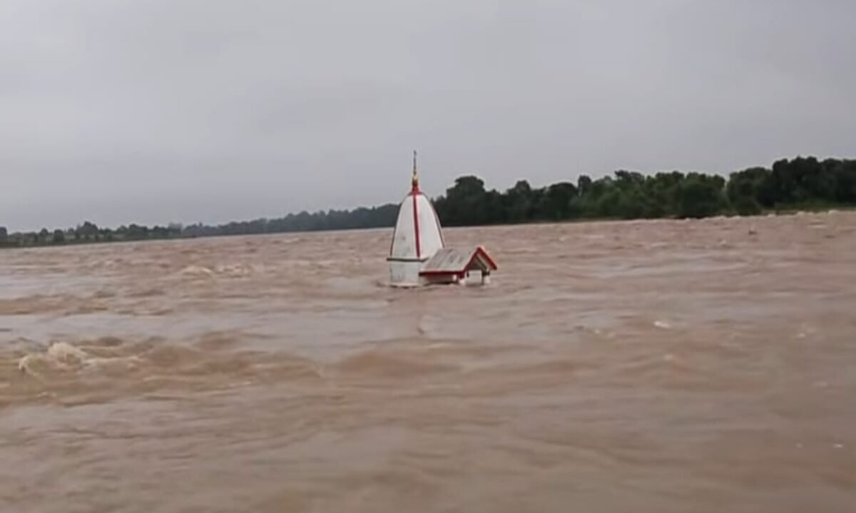 Heavy rain alert in Jharkhand; schools in Garhwa to remain closed on September 2–3.