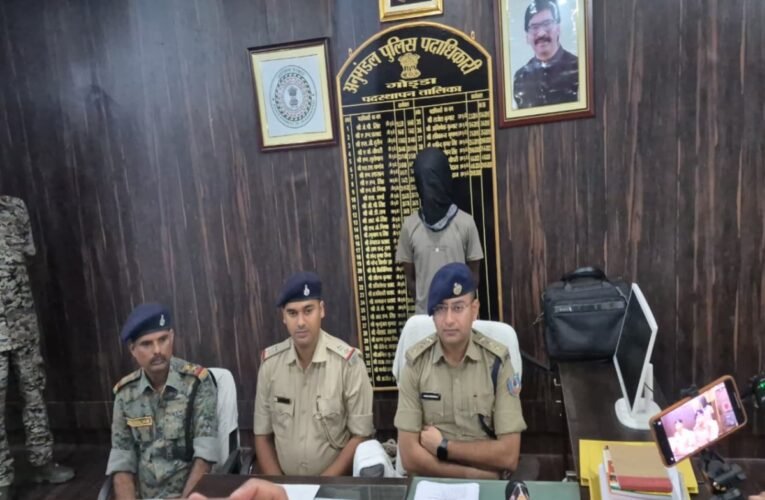 Smuggler arrested in Godda with 10 grams of brown sugar and 1.28 lakh in cash.