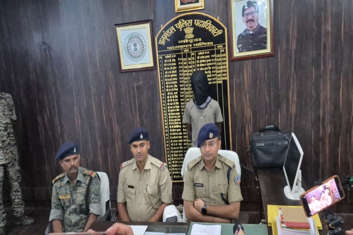 Smuggler arrested in Godda with 10 grams of brown sugar and 1.28 lakh in cash.