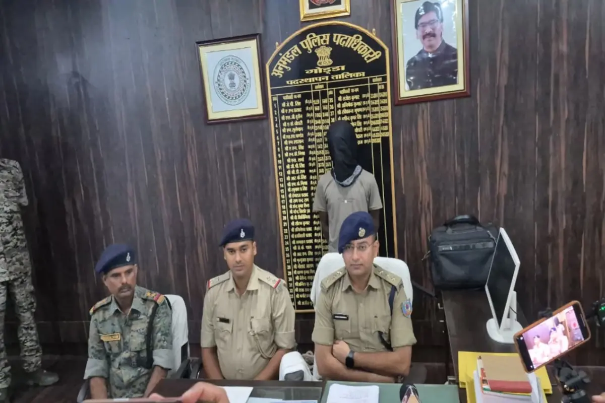 Smuggler arrested in Godda with 10 grams of brown sugar and 1.28 lakh in cash.