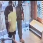 पाकुड़ : CCTV में कैद हुई लूट की वारदात: दिनदहाड़े ज्वैलरी दुकान में घुसे नकाबपोश, फायरिंग कर लाखों के जेवरात लूटे Pakud crime news