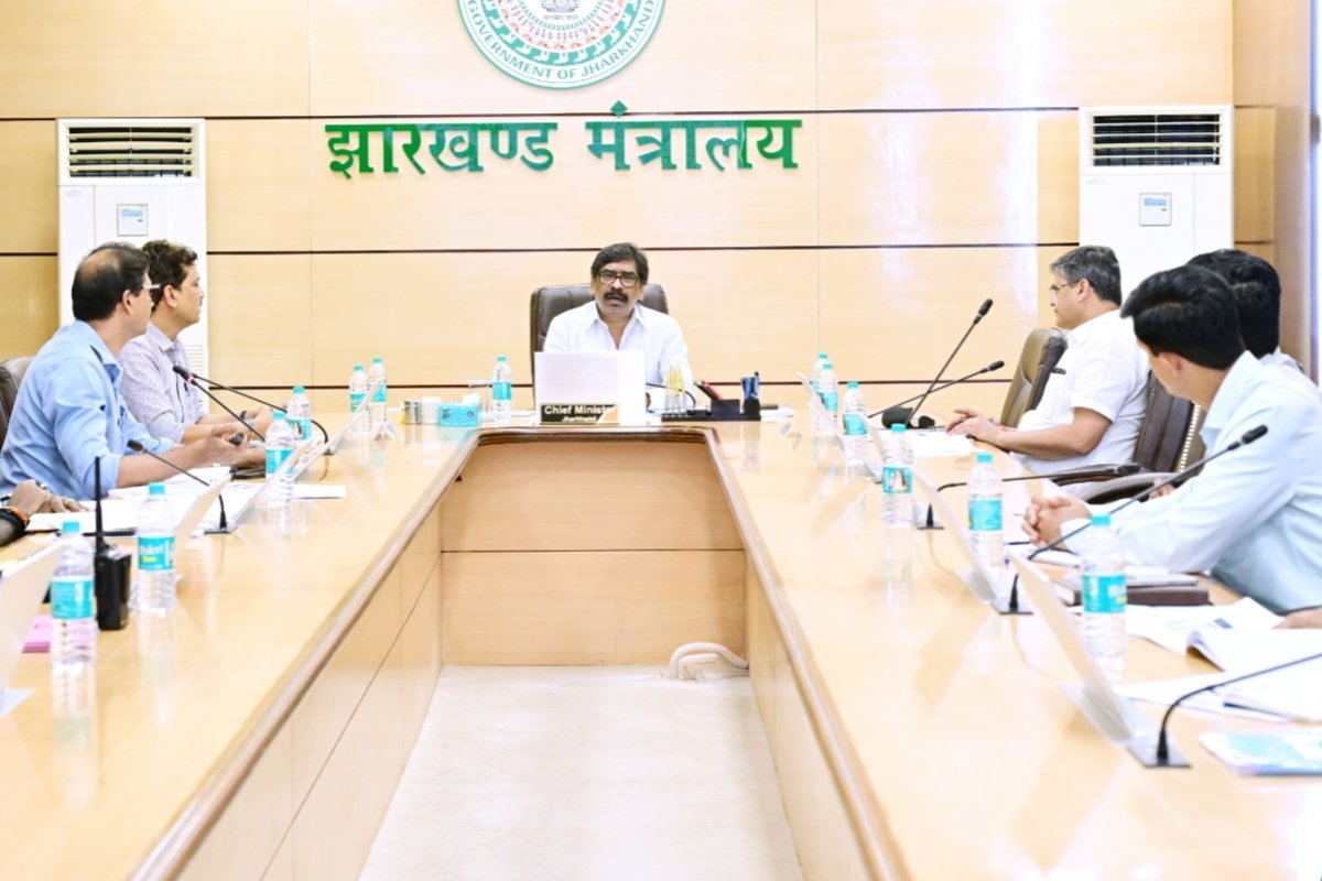 Chief Minister Hemant Soren reviewed the schemes of the Urban Development and Road Construction Department.