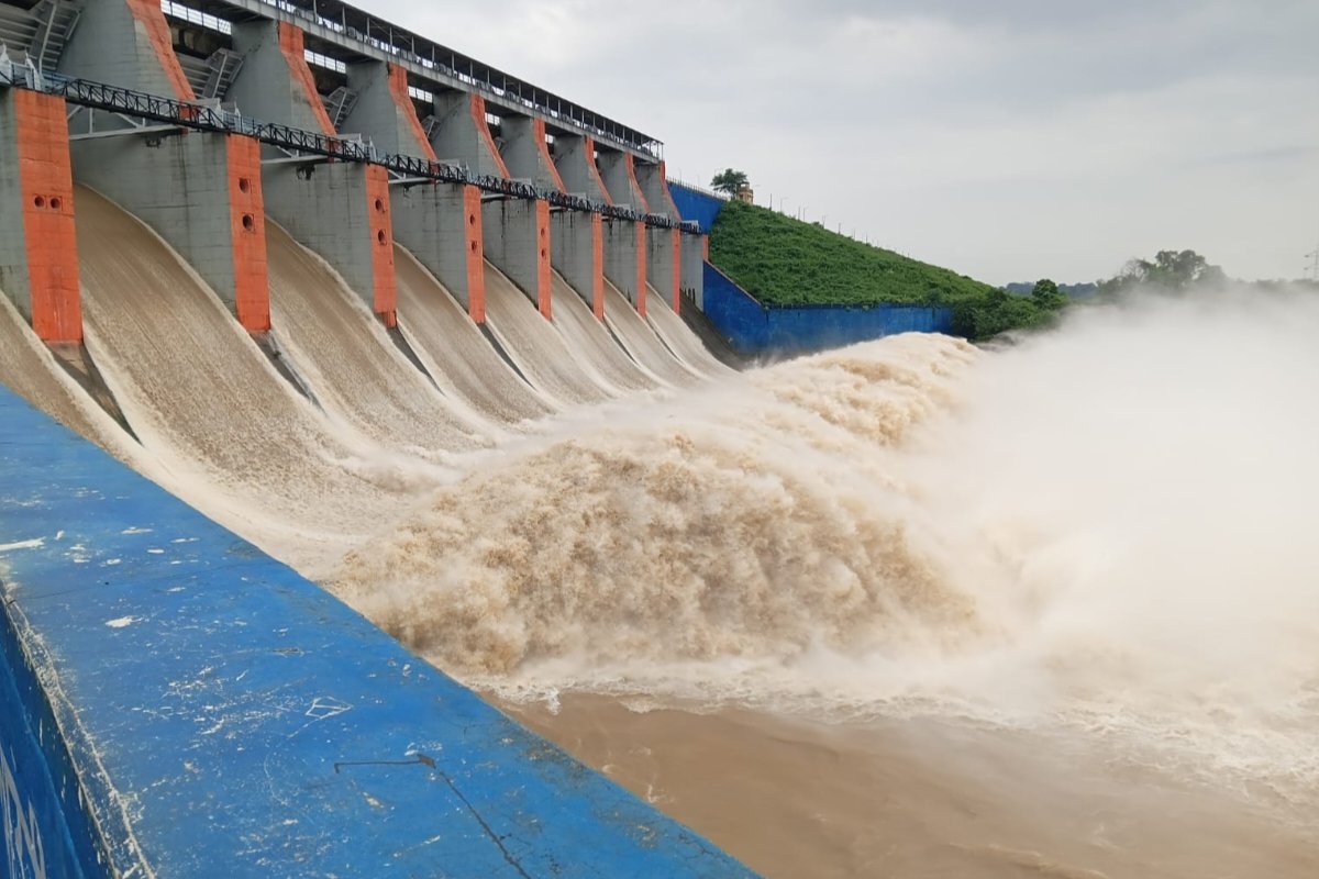 Eight gates of Tenughat Dam in Bokaro opened.