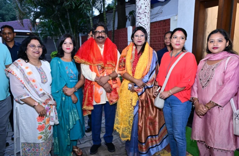 CM Hemant Soren receives invitation to attend Ganesh Mahotsav 2026; delegation from Puja committees meets him.