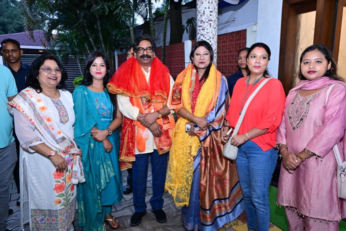 CM Hemant Soren receives invitation to attend Ganesh Mahotsav 2026; delegation from Puja committees meets him.