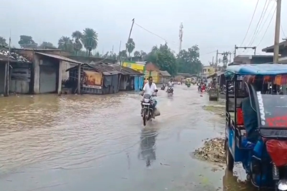 Ganga surging again! Water levels rising every hour; flood threat in the Sahibganj *diara* (riverine) area.